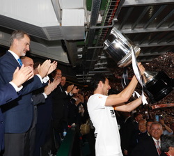 El capitán del Valencia F.C. levanta el trofeo de Campeón de la Copa del Rey 2019