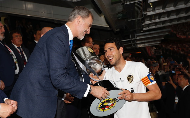 Su Majestad hace entrega del trofeo al capitán del Valencia C.F., Daniel Parejo
