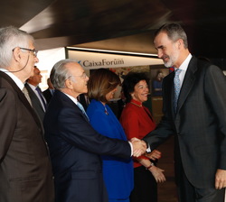 Su Majestad el Rey recibe el saludo del presidente de la Fundación Bancaria "La Caixa"; acompañado de la ministra de Educación y Formación P