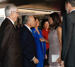 Su Majestad la Reina recibe el saludo del presidente de la Fundación Bancaria "La Caixa"; acompañado de la ministra de Educación y Formación