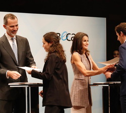Sus Majestades los Reyes durante la entrega de las becas otorgadas por la Fundación Bancaria "La Caixa"