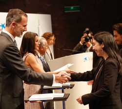 Sus Majestades los Reyes hacen entrega de las becas que otorga la Fundación Bancaria "La Caixa"
