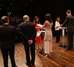 Momentos de la entrega de las becas por parte de Sus Majestades los Reyes 