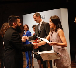 Don Felipe y Doña Letizia hacen entrega de las becas a los premiados