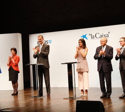 Sus Majestades los Reyes junto a las autoridades al término de la entrega de las becas