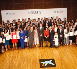 Sus Majestades los Reyes junto a los becarios y autoridades