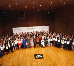 Fotografía de grupo de Don Felipe y Doña Letizia junto a los becarios y autoridades