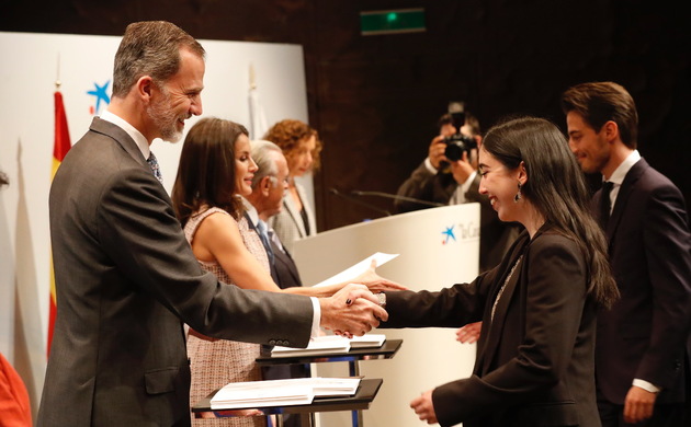 Sus Majestades los Reyes hacen entrega de las becas que otorga la Fundación Bancaria "La Caixa"