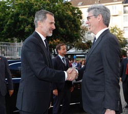 Su Majestad el Rey recibe el saludo del alcalde de Aquisgrán, Marcel Philipp, a su llegada a la Plaza del Mercado