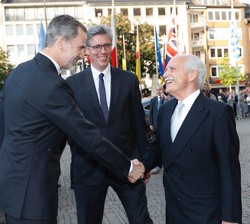 Don Felipe es saludado por el portavoz del Comité Directivo de la Sociedad para la concesión del Premio Internacional Carlomagno, Jürgen Linden, a su 