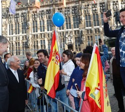 Su Majestad el Rey conversa con un grupo de españoles que se encontraba en la Plaza del Mercado de Aquisgrán