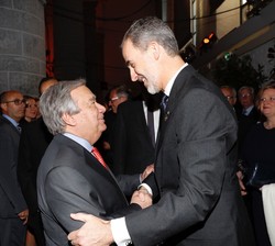 Su Majestad el Rey recibe el saludo del Secretario General de las Naciones Unidas, António Guterres, galardonado con el Premio Internacional Carlomagn