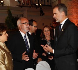 Don Felipe conversa con algunos invitados a la cena