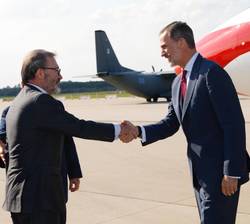 Su Majestad el Rey es recibido por el embajador de España en la República Federal de Alemania, Ricardo Martínez Vázquez, a su llegada al Base Aérez OT
