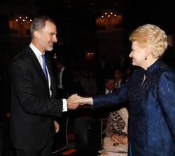 Su Majestad el Rey es saludado por la Presidenta de Lituania, Dalia Grybauskaitė, en la Catedral de Aquisgrán