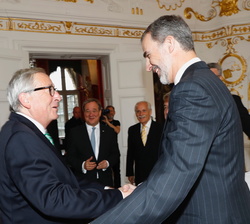 Su Majestad el Rey recibe el saludo del presidente de la Comisión Europea, Jean-Claude Juncker, a su llegada al Ayuntamiento de Aquisgrán