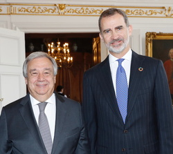 Su Majestad el Rey con el Secretario General de las Naciones Unidas, António Guterres, galardonado con el Premio Internacional Carlomagno 2019