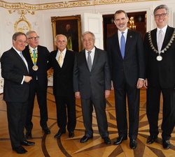 Fotografía de grupo de Su Majestad el Rey con el premiado y autoridades asistentes a la ceremonia