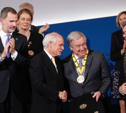 Su Majestad el Rey durante la entrega del Premio Internacional Carlomagno 2019 al Secretario General de las Naciones Unidas, António Guterres