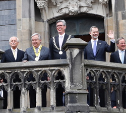 Su Majestad el Rey junto al premiado y representantes de la organización, saluda desde el balcón del Ayuntamiento, al público congregado en la Plaza d