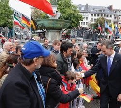 Su Majestad el Rey saluda a un grupo de españoles que se congregaba en la Plaza del Mercado 