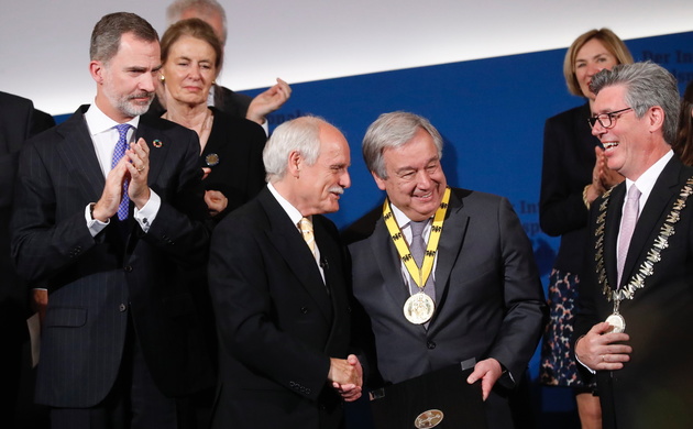 Su Majestad el Rey durante la entrega del Premio Internacional Carlomagno 2019 al Secretario General de las Naciones Unidas, António Guterres