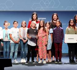Doña Letizia junto a los alumnos y sus compañeros del CEIP Ses Rotes Velles, de Calviá, que presentaron el decálogo de Save the Children sobre Escuela