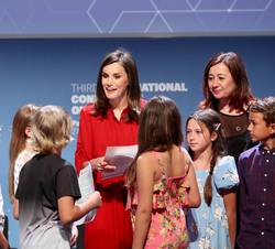 Doña Letizia conversa con algunos de los alumnos del CEIP Ses Rotes Velles, en presencia de la presidenta de las Illes Balears, Francina Armengol