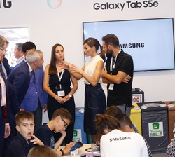 Su Majestad la Reina durante su visita al Stand de Samsung