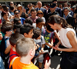 Su Majestad la Reina dialoga con unos niños que visitan la Feria del Libro