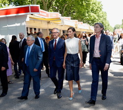 Su Majestad la Reina durante su recorrido por la Feria del Libro junto a las autoridades