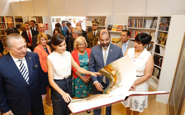 Su Majestad la Reina visita el pabellón de la República Dominicana junto a las autoridades que la acompañan