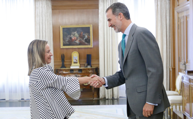 Su Majestad el Rey recibe el saludo de la representante de Coalición Canaria-Partido Nacionalista Canario, Ana Oramas González-Moro