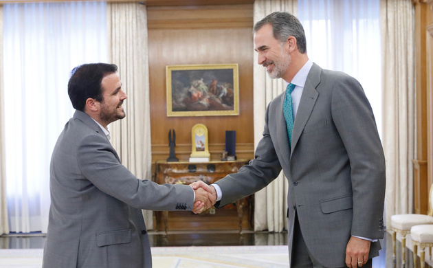 Su Majestad el Rey recibe el saludo del representante de Izquierda Unida, Alberto Garzón Espinosa