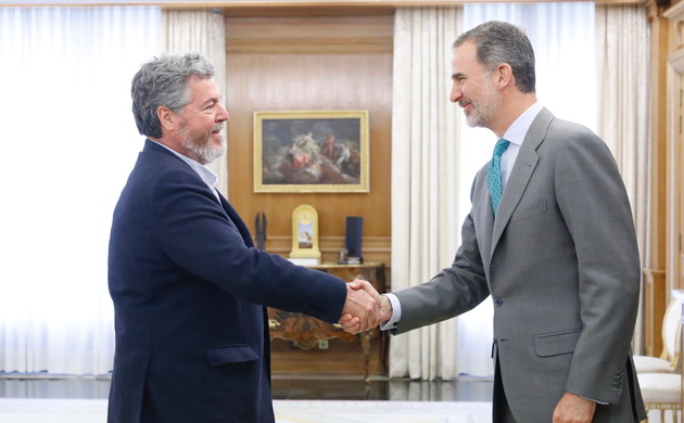 Su Majestad el Rey recibe el saludo del representante de Equo (Unidas Podemos), Juan Antonio López de Uralde Garmendia