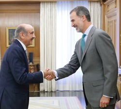 Su Majestad el Rey recibe el saludo del representante del Partido Regionalista de Cantabria, José María Ángel Mazón Ramos