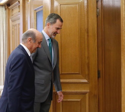 Su Majestad el Rey se dirige a su despachos con el representante del Partido Regionalista de Cantabria, José María Ángel Mazón Ramos