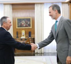 Su Majestad el Rey recibe el saludo del representante de Compromís: Bloc-Iniciativa-Verdsequo (Compromís 2019), Joan Baldoví Roda