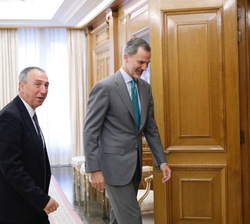 Su Majestad el Rey se dirige a su despachos con el representante de Compromís: Bloc-Iniciativa-Verdsequo (Compromís 2019), Joan Baldoví Roda