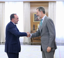 Su Majestad el Rey recibe el saludo del representante de Unión del Pueblo Navarro, Javier Esparza Abaurrea