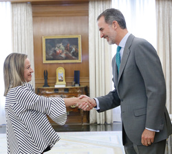 Su Majestad el Rey recibe el saludo de la representante de Coalición Canaria-Partido Nacionalista Canario, Ana Oramas González-Moro