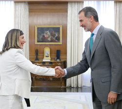 Su Majestad el Rey recibe el saludo de la representante de En Común-Unidas Podemos (Podemos-EU-Mareas en Común-Equo), Yolanda Díaz Pérez