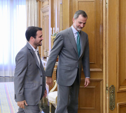 Su Majestad el Rey se dirige a su despacho con el representante de Izquierda Unida, Alberto Garzón Espinosa