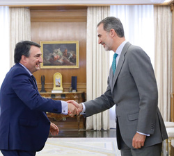 Su Majestad el Rey recibe el saludo del representante de Euzko Alderdi Jeltzalea-Partido Nacionalista Vasco (EAJ-PNV), Aitor Estevan Bravo