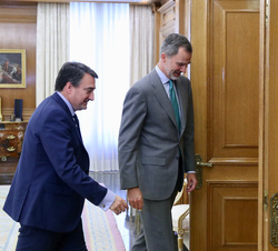 Su Majestad el Rey se dirige a su despacho con el representante de Euzko Alderdi Jeltzalea-Partido Nacionalista Vasco (EAJ-PNV), Aitor Estevan Bravo