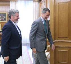 Su Majestad el Rey se dirige a su despacho con el representante de Equo (Unidas Podemos), Juan Antonio López de Uralde Garmendia