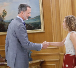 Su Majestad el Rey junto a la presidenta del Congreso de los Diputados, Meritxell Batet