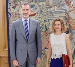 Su Majestad el Rey acompañado de la presidenta del Congreso de los Diputados, Meritxell Batet