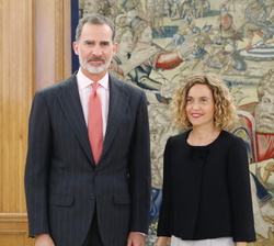 Su Majestad el Rey acompañado por la presidenta del Congreso de los Diputados, Meritxell Batet Lamaña, momentos antes de presentarle la lista de repre