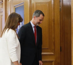 Su Majestad el Rey se dirige a su despacho con la representante de Junts (Junts per Catalunya-Junts), Laura Borrás Castanyer